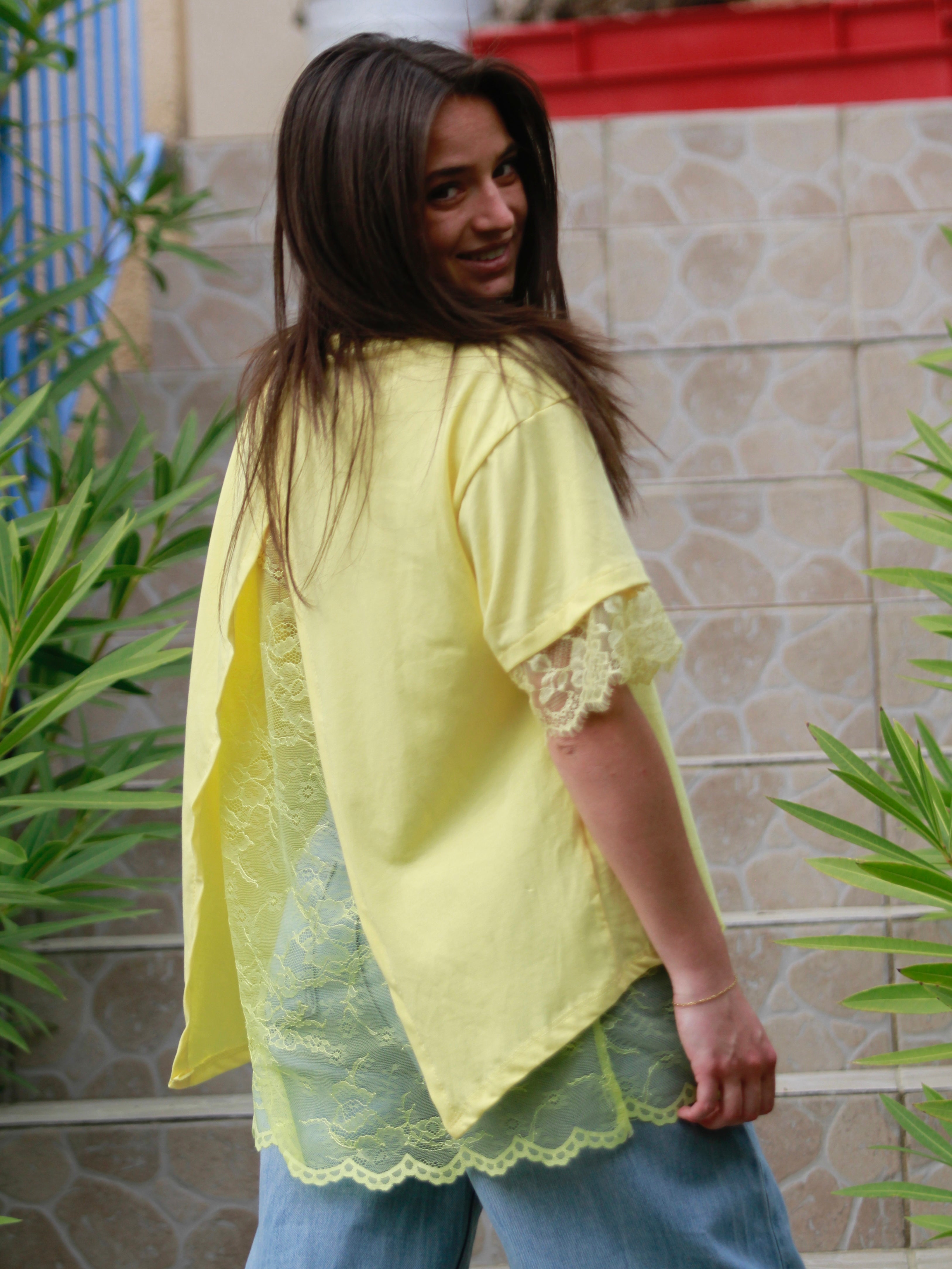 T-Shirt dentelle jaune profil